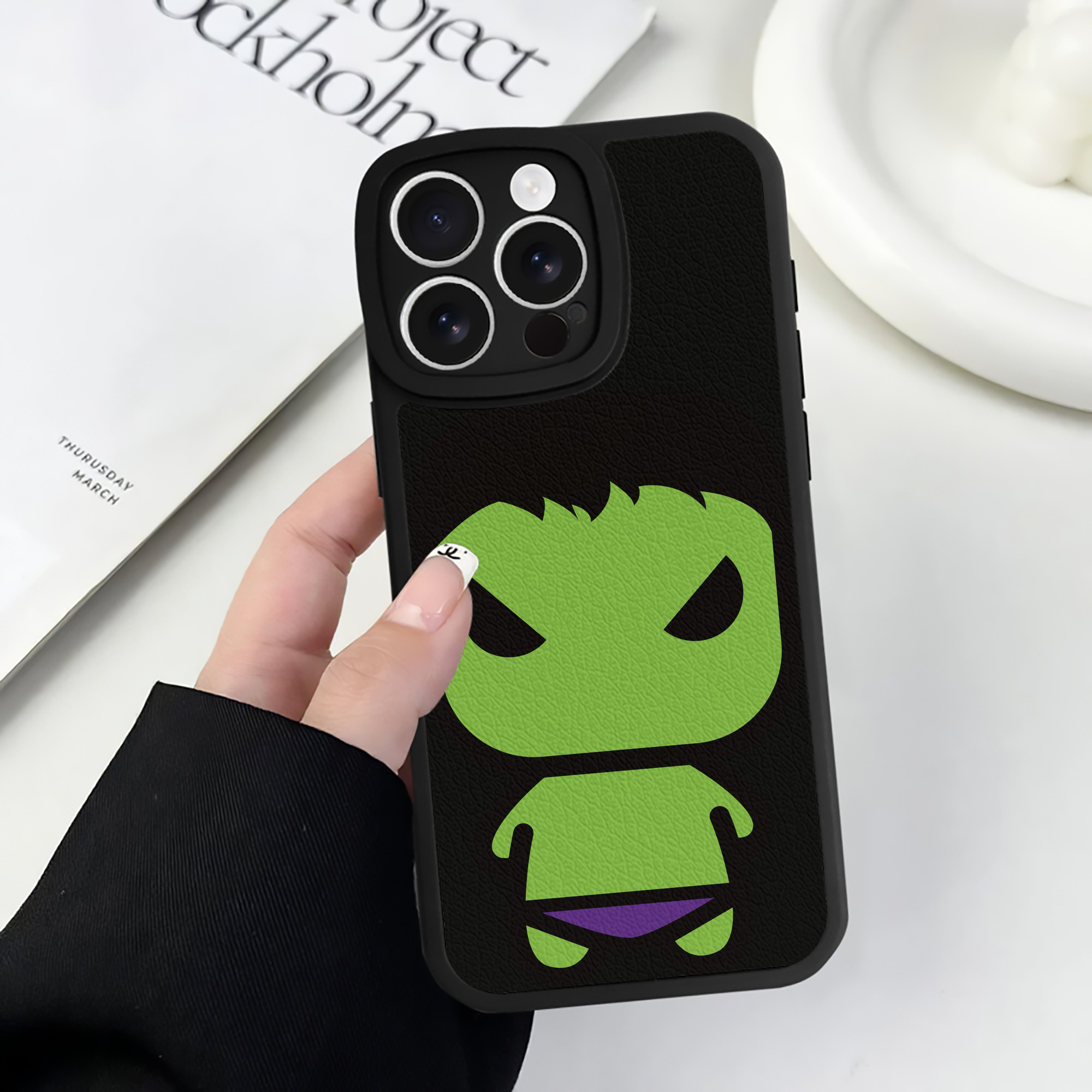（画像用） アベンジャーズ The Avengers 【iPhone 16シリーズ対応】シリコンスマホケース（レザー調） 材質：シリコン